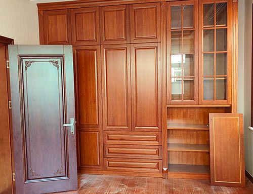 太和中式家庭装修里定制的实木衣柜效果图